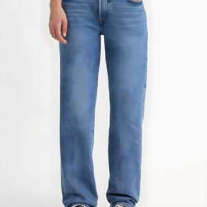 Straight-leg jeans in blue wash.
